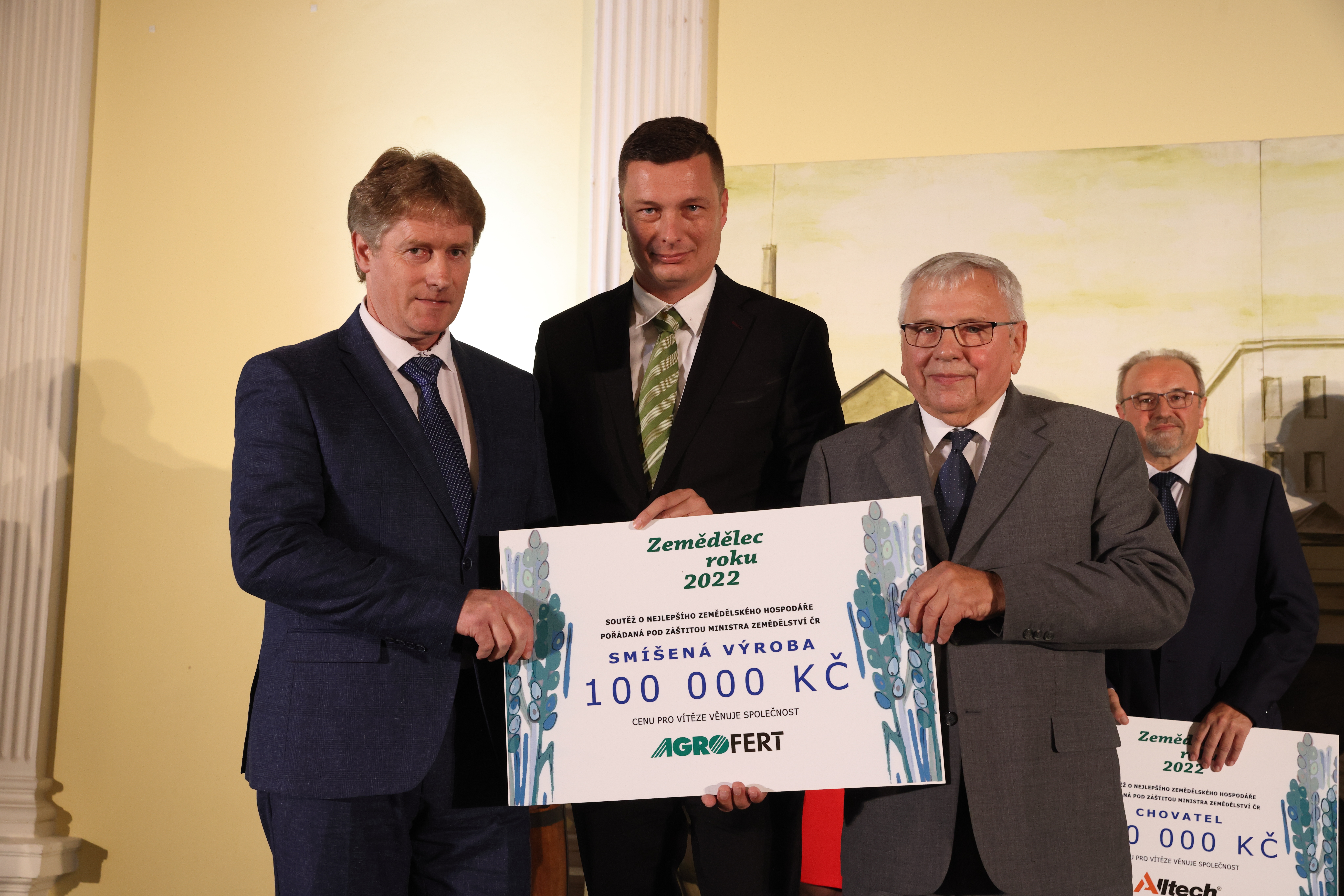 Milan Škvor předává cenu na soutěži Zemědělce roku v kategorii Smíšená výroba